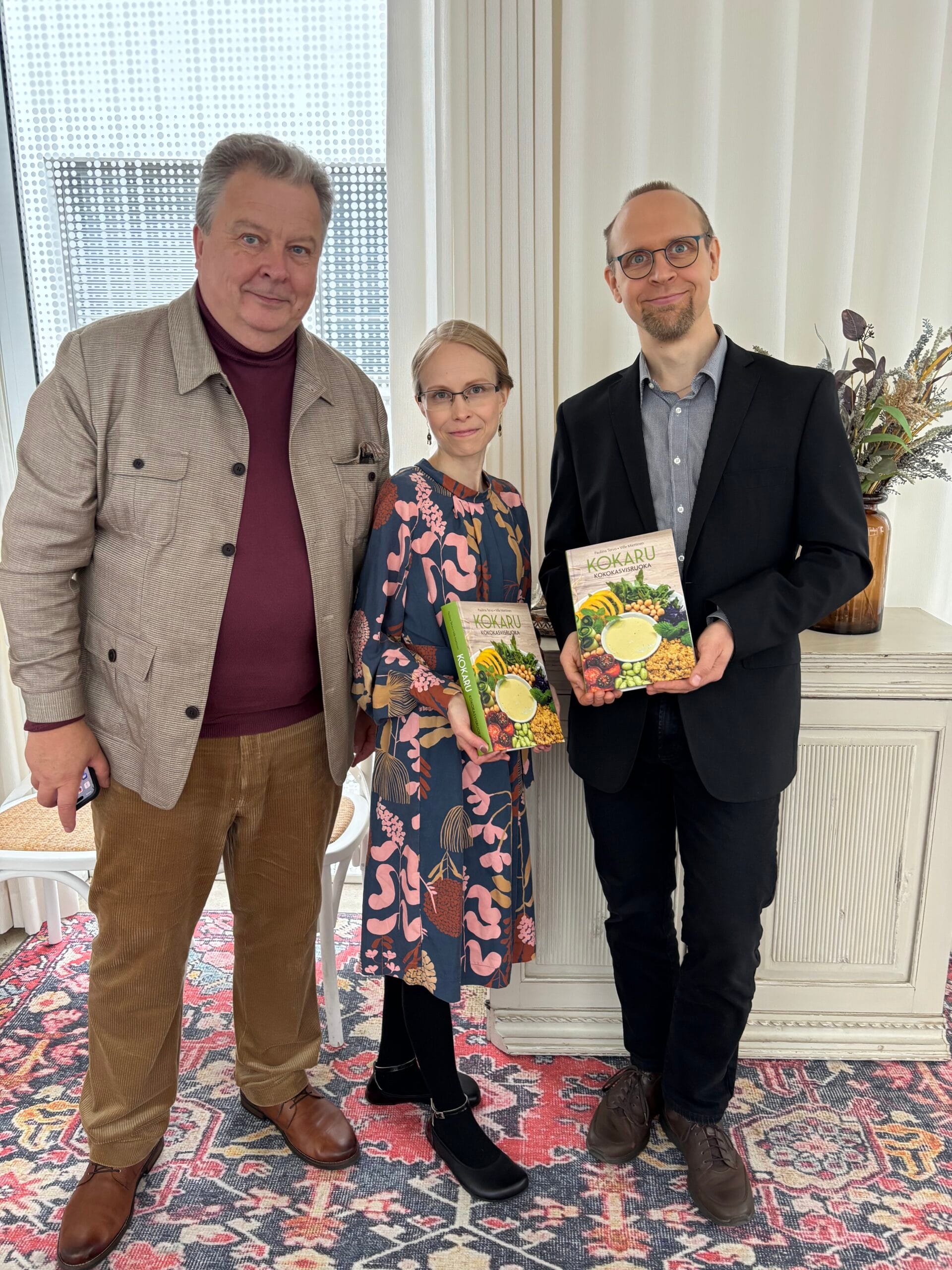 Markkinointipäällikkö Jussi Kiilamo, Pauliina Tervo ja Ville Miettinen kirjan julkistamistilaisuudessa.